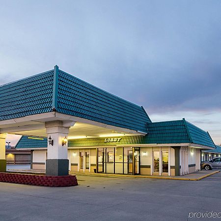 Econo Lodge Mcpherson Екстериор снимка