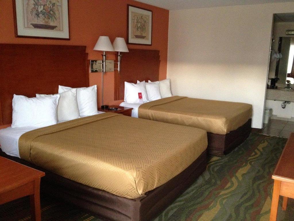 Econo Lodge Mcpherson Екстериор снимка