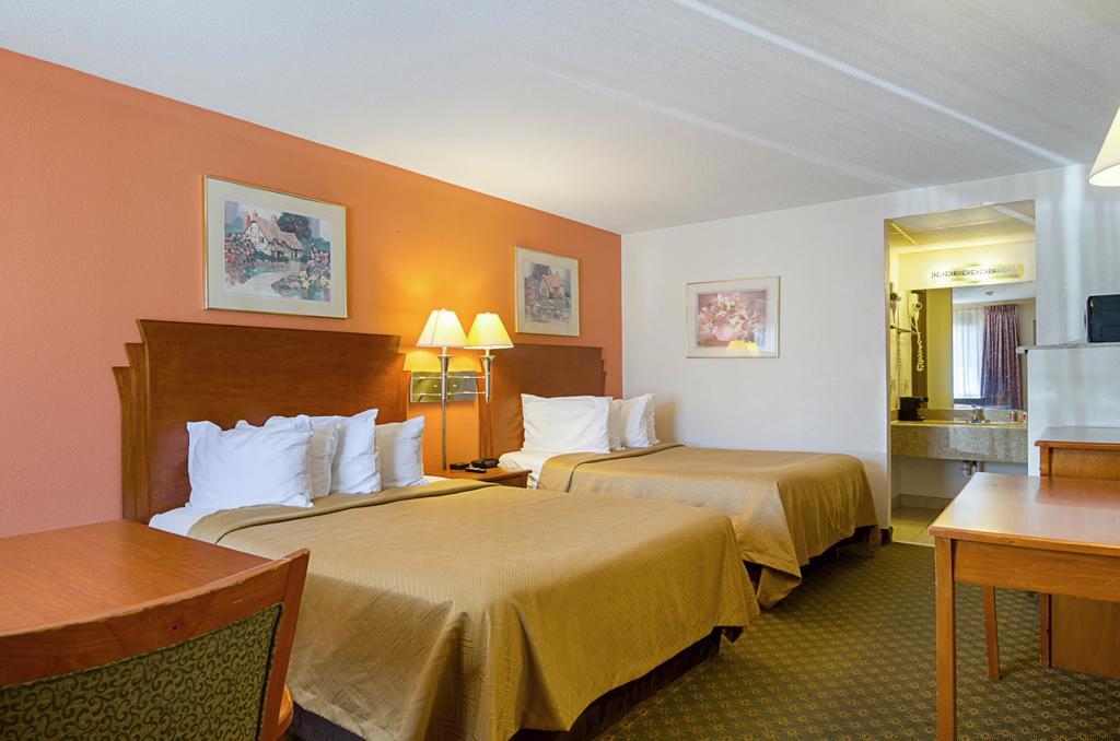Econo Lodge Mcpherson Екстериор снимка