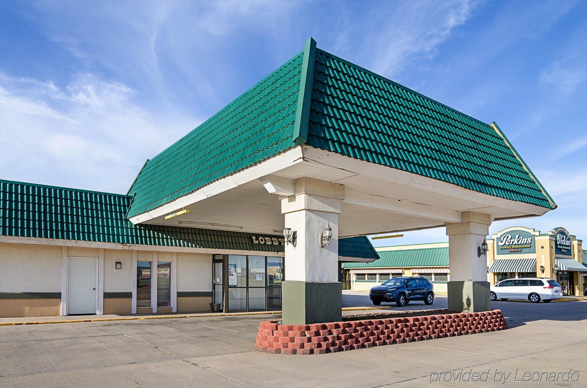 Econo Lodge Mcpherson Екстериор снимка