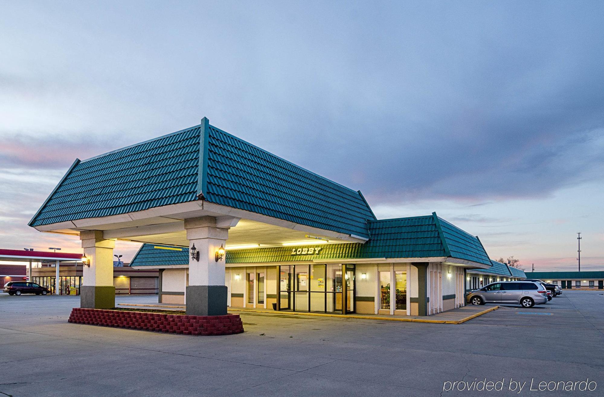 Econo Lodge Mcpherson Екстериор снимка