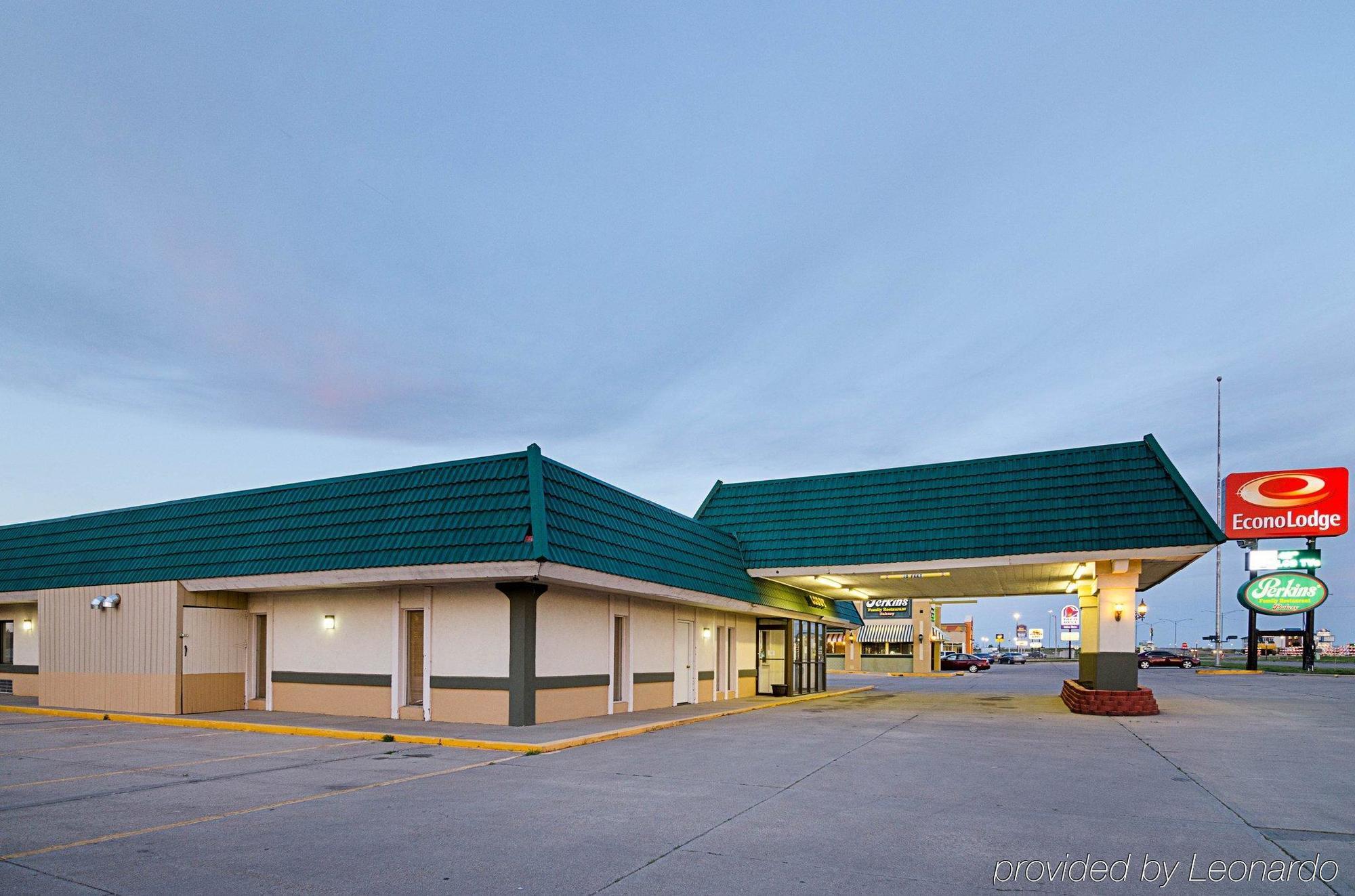 Econo Lodge Mcpherson Екстериор снимка
