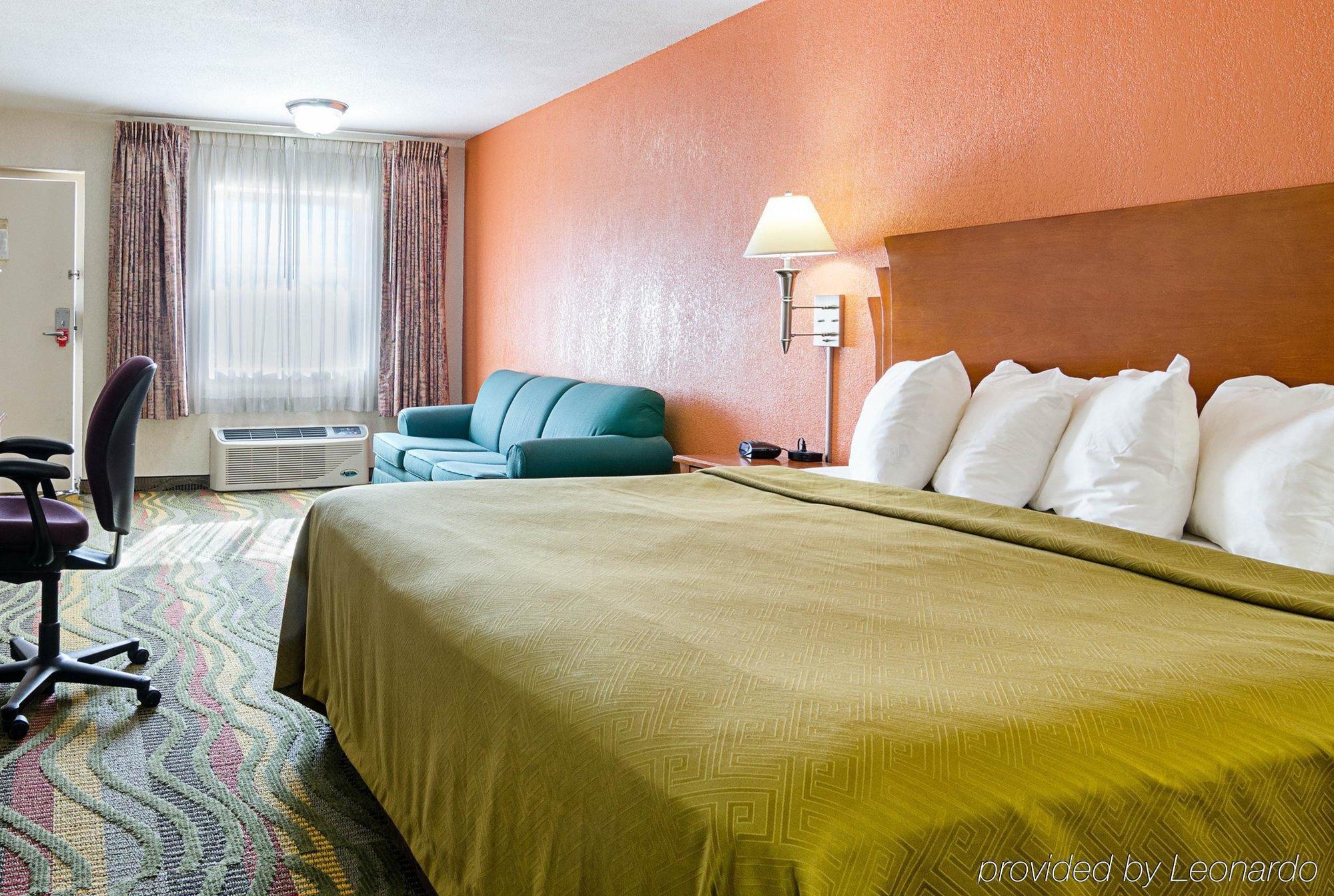 Econo Lodge Mcpherson Екстериор снимка