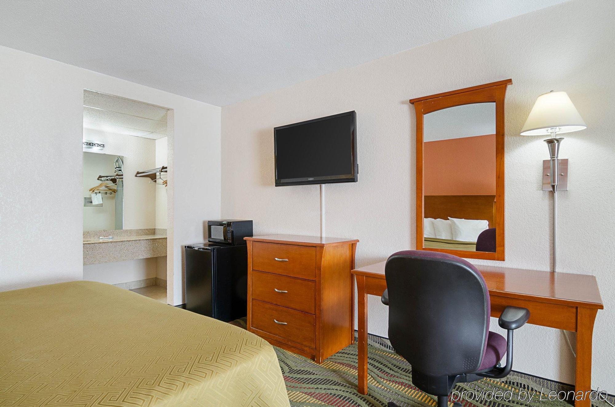 Econo Lodge Mcpherson Екстериор снимка