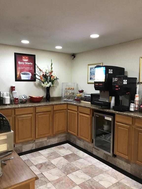 Econo Lodge Mcpherson Екстериор снимка