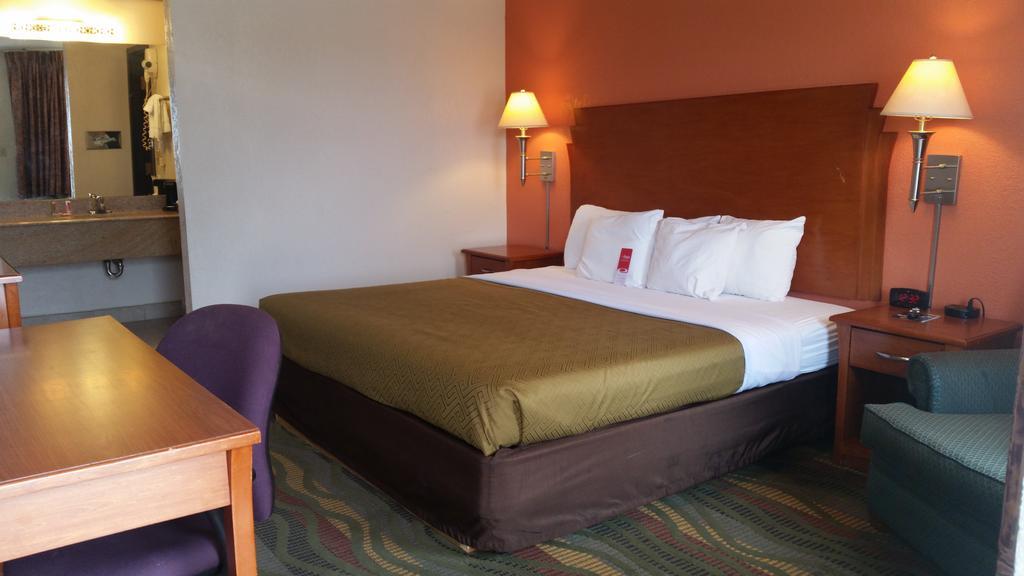 Econo Lodge Mcpherson Екстериор снимка