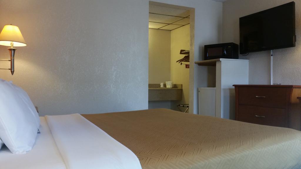 Econo Lodge Mcpherson Екстериор снимка