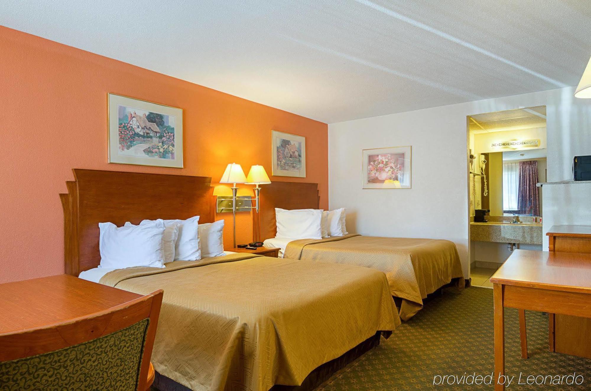 Econo Lodge Mcpherson Екстериор снимка