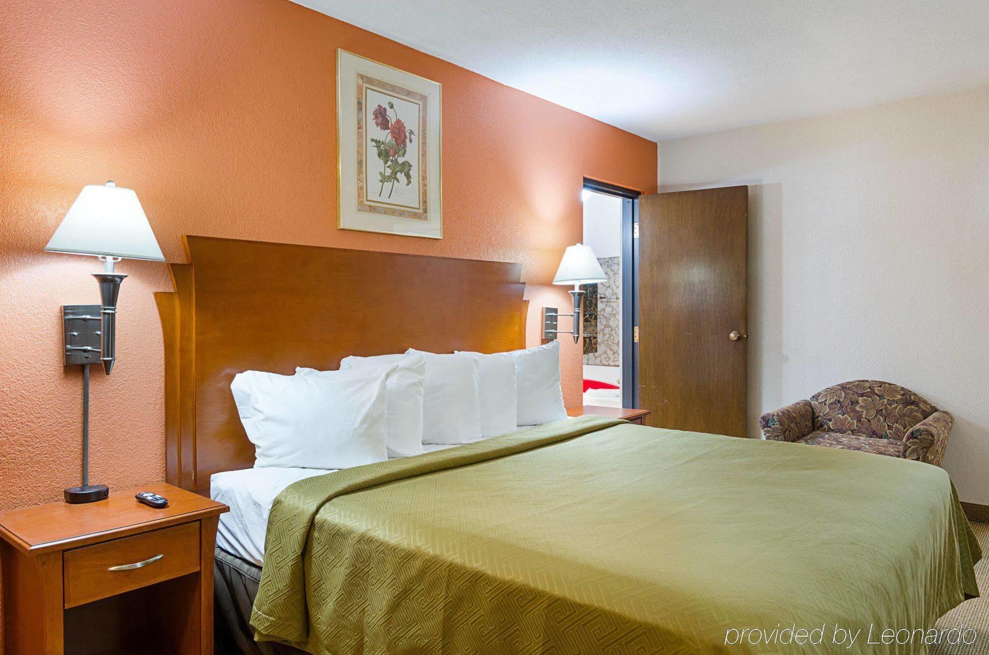 Econo Lodge Mcpherson Екстериор снимка