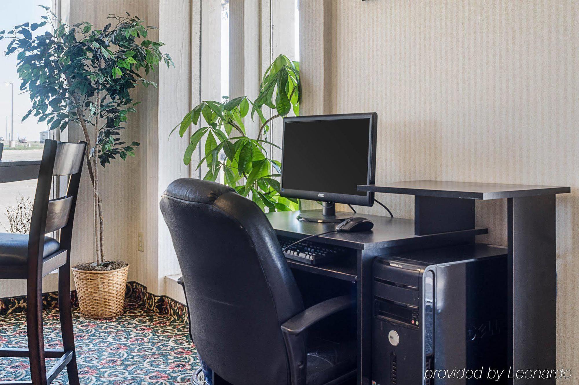 Econo Lodge Mcpherson Екстериор снимка