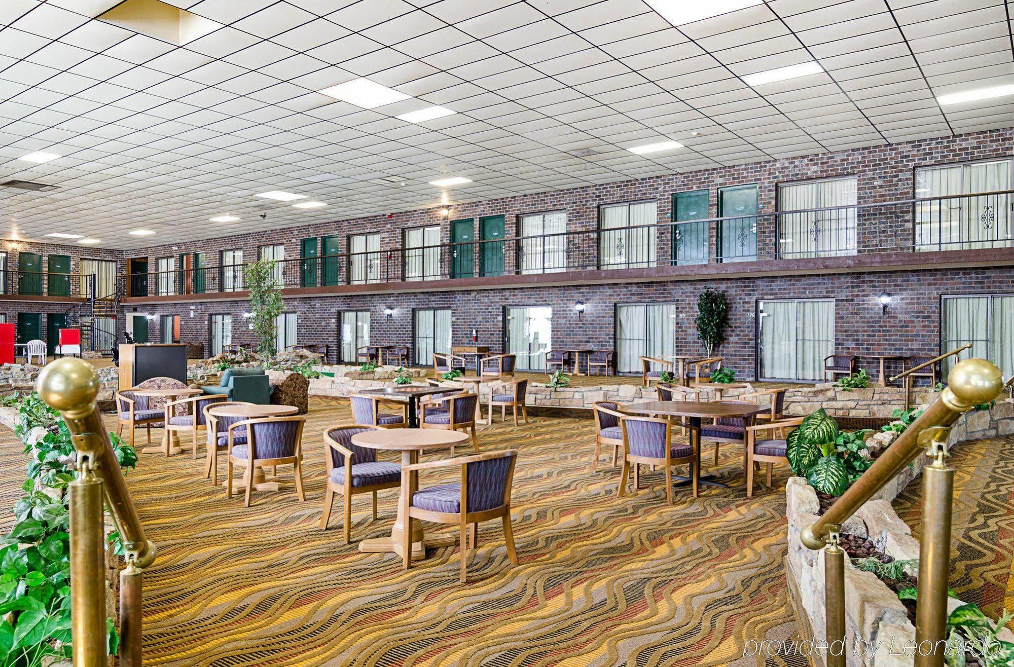 Econo Lodge Mcpherson Екстериор снимка