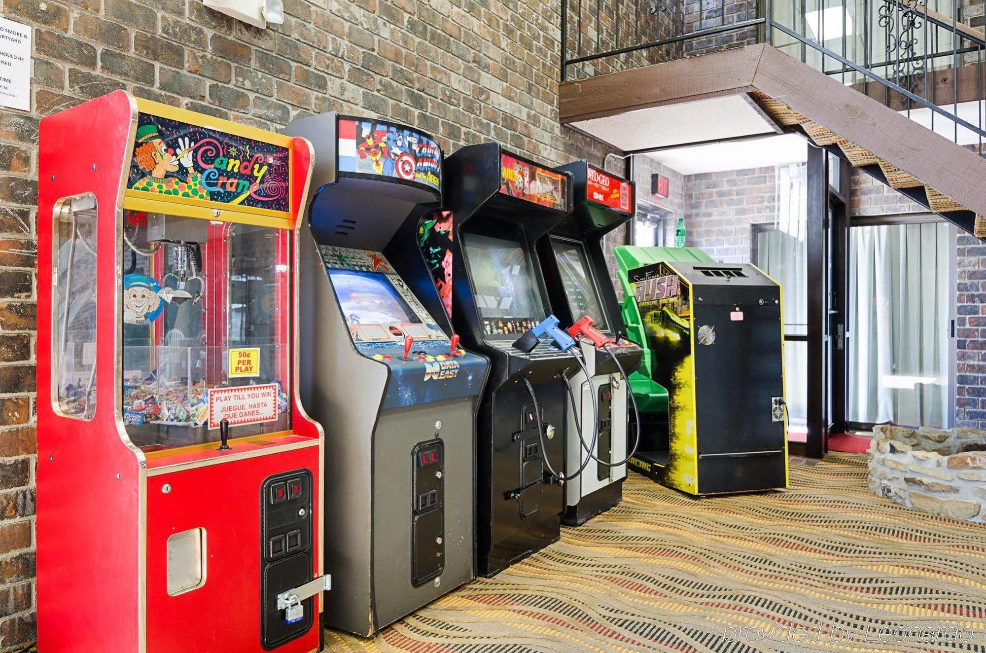 Econo Lodge Mcpherson Екстериор снимка