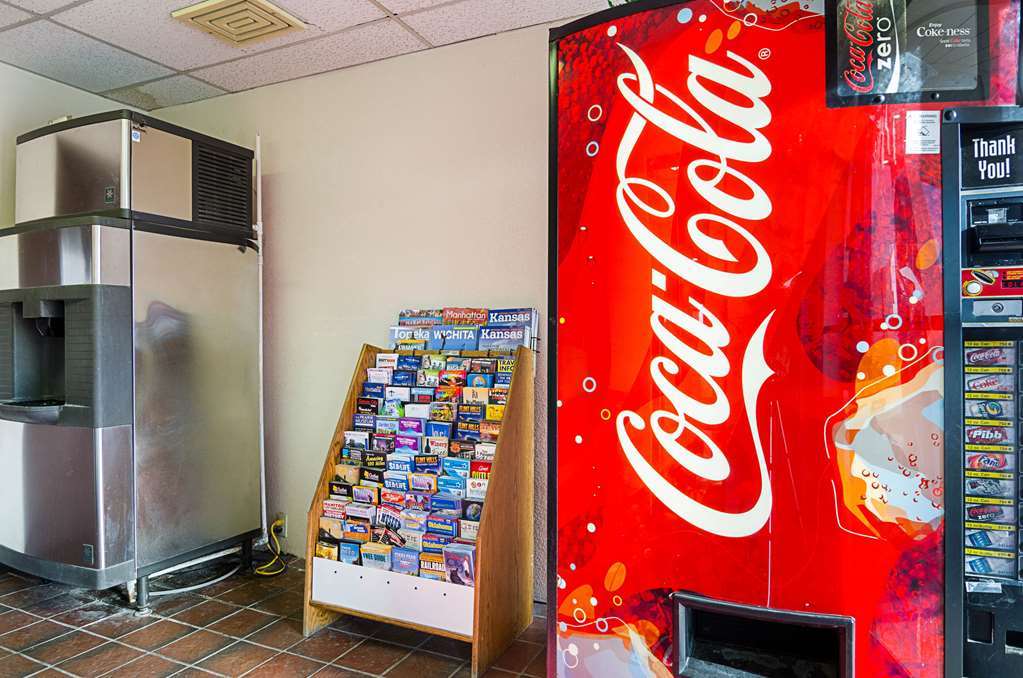 Econo Lodge Mcpherson Удобства снимка