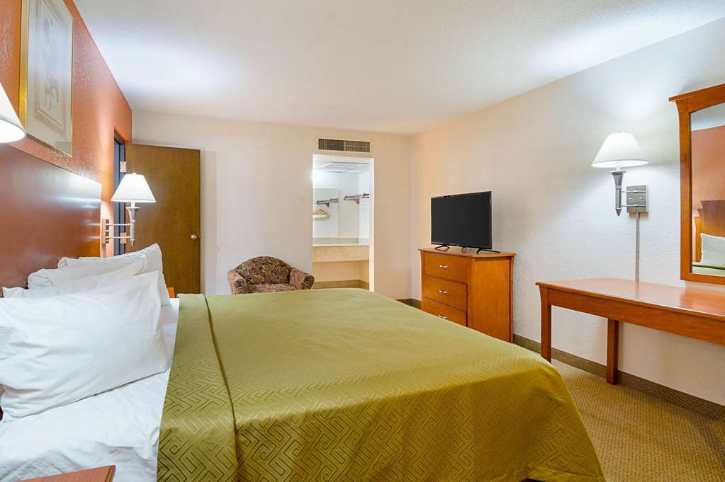 Econo Lodge Mcpherson Стая снимка